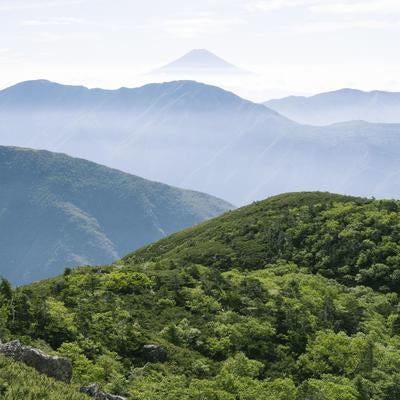 重なり合う稜線と遠景の富士の写真