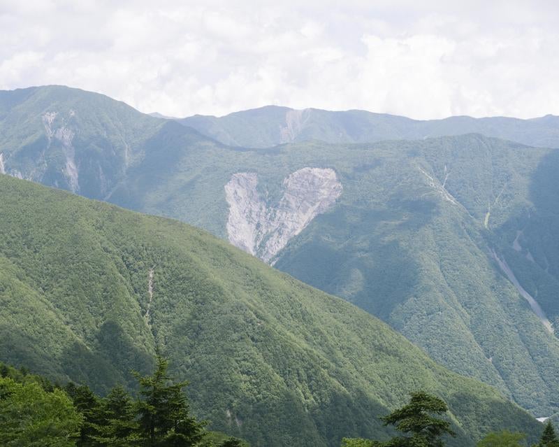 青薙山斜面のハート形の崩落の写真