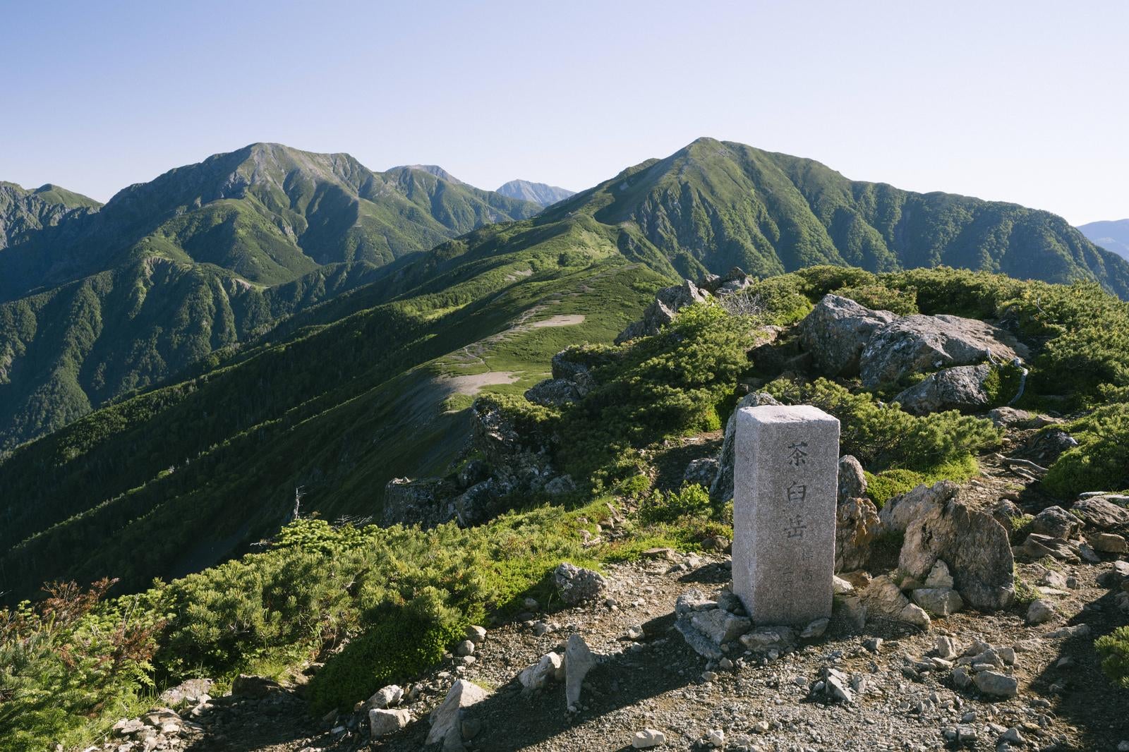 「茶臼岳から望む尾根と山々の絶景」の写真