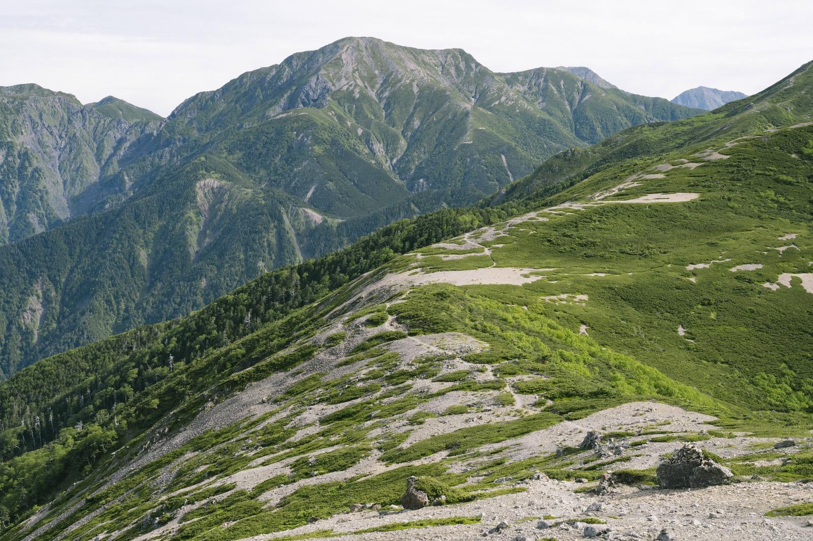 「大自然の息吹を感じる山岳地帯の眺望」の写真