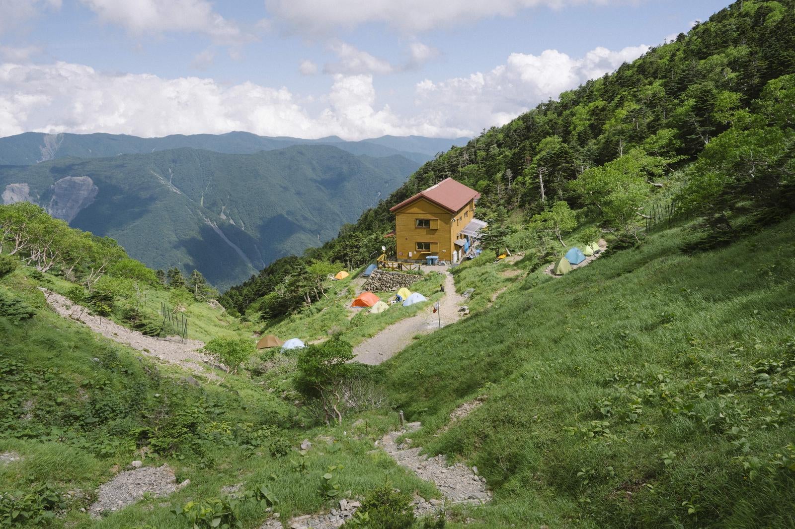 「茶臼小屋とキャンプ場」の写真