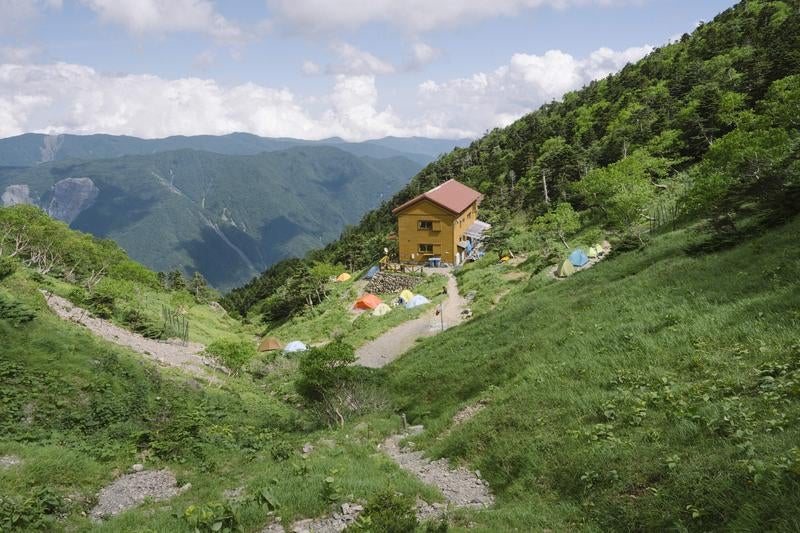 茶臼小屋とキャンプ場の写真