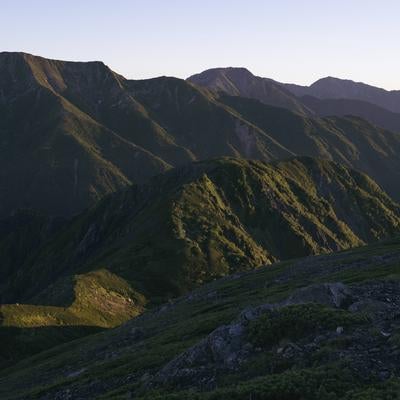 荘厳な雰囲気を醸し出す緑豊かな聖岳の写真