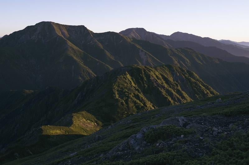 荘厳な雰囲気を醸し出す緑豊かな聖岳の写真