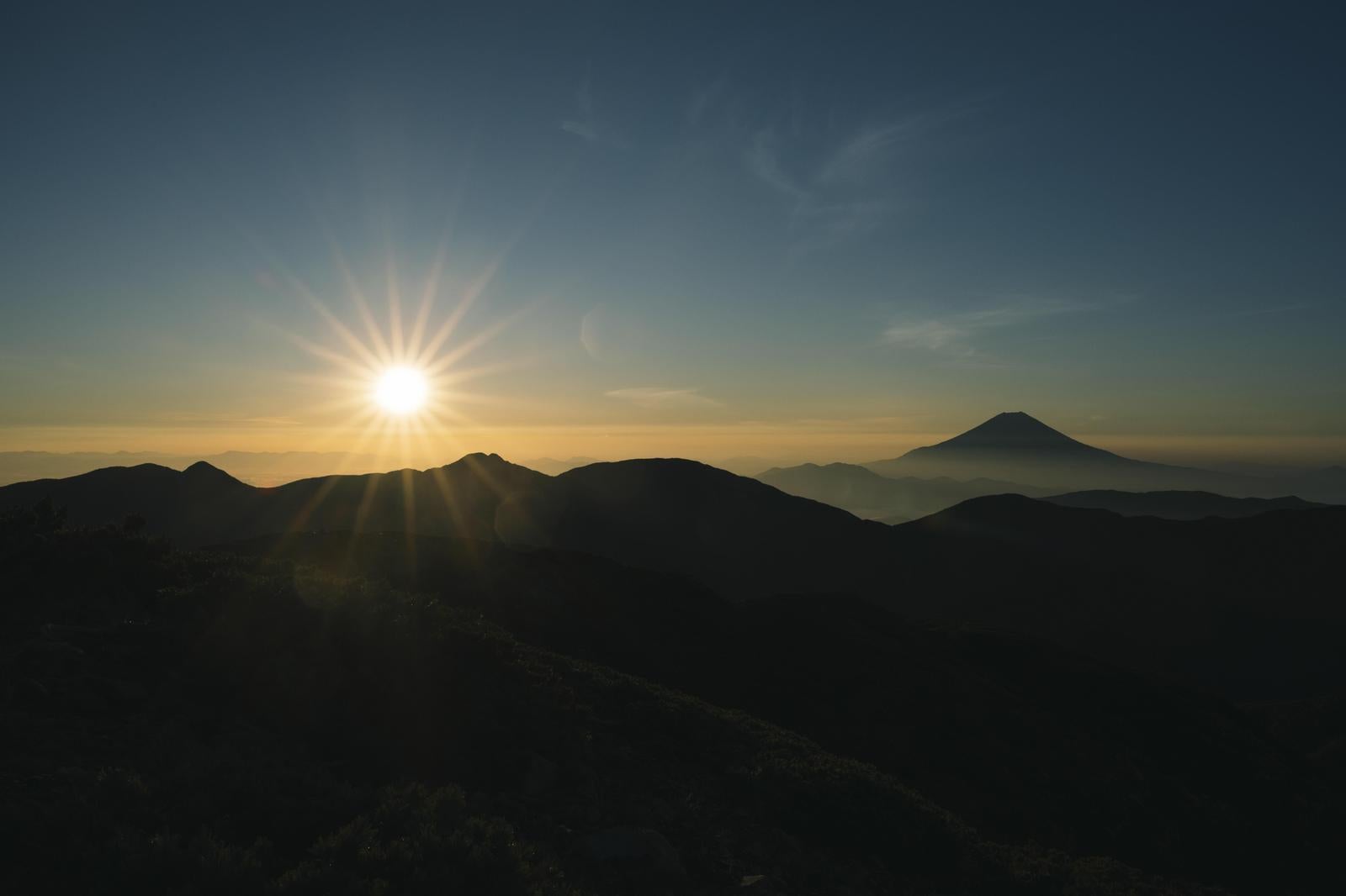 「朝焼けの太陽と富士山」の写真