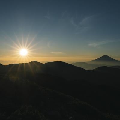 朝焼けの太陽と富士山の写真