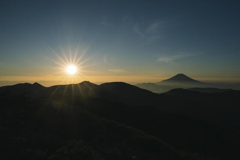 朝焼けの太陽と富士山の写真