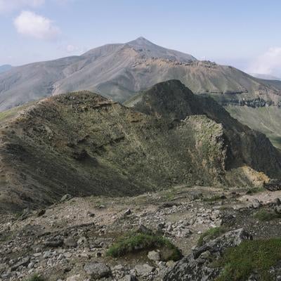 爆裂火口稜線から見る十勝岳の登山道と火山景観の写真