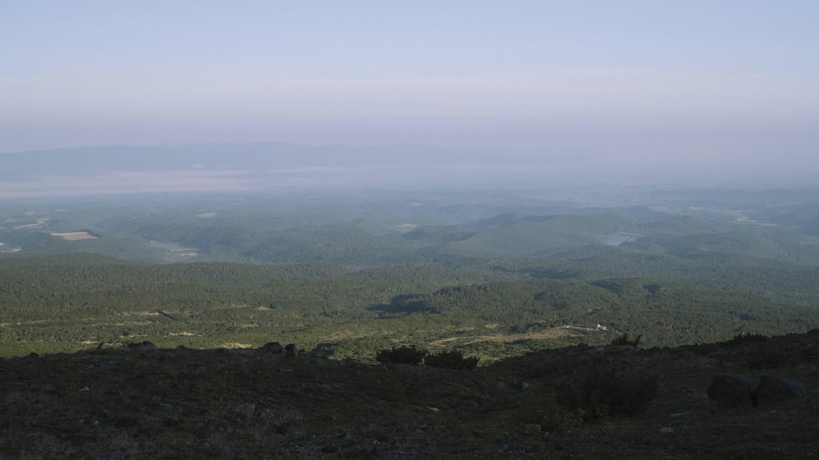 「望岳台から見下ろす上富良野の原野」の写真