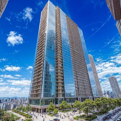 都市を見下ろす超高層タワーの圧倒的存在感の写真