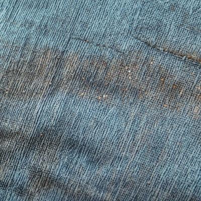 深みのあるインディゴファブリックの質感の写真