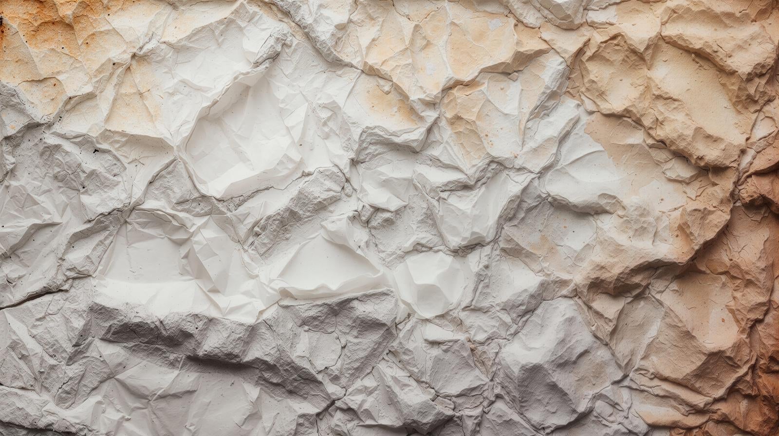 白茶色の石膏壁面に広がるしわ模様とクラックのテクスチャー