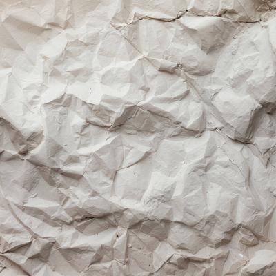 和紙やクラフト紙を思わせる細かなしわと凹凸の壁面テクスチャーの写真