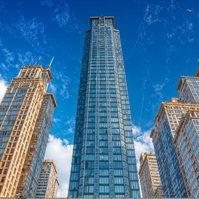 青空に映える高層ビル群の写真
