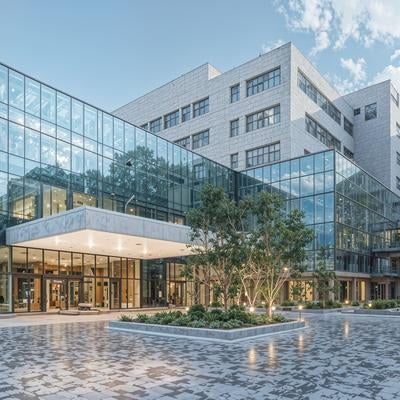 ガラス張りの近代的な建物の写真