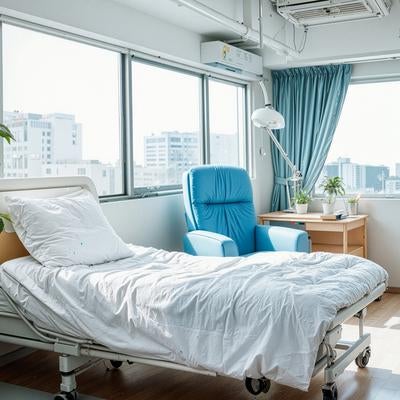 清潔感あふれる白いベッドと水色カーテンの病室の写真