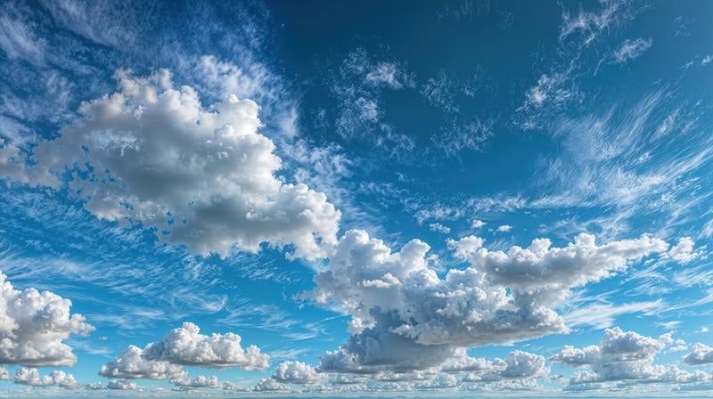 果てしなく広がる青空に湧き上がる雲の写真