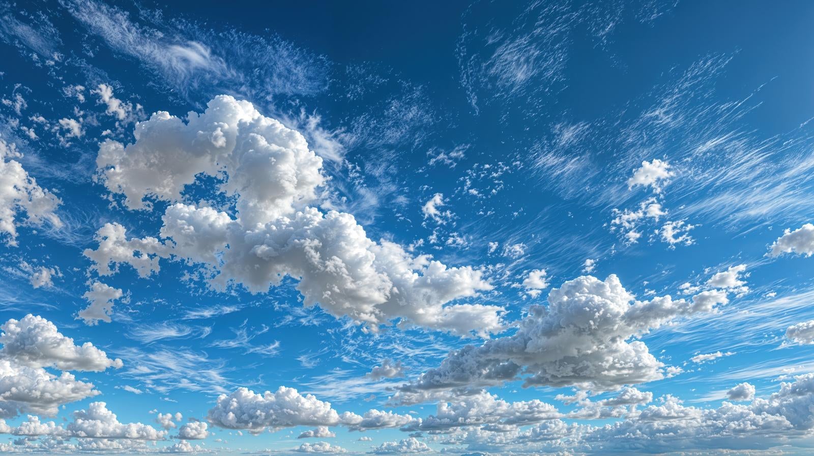 「快晴の空に浮かぶ大きな雲」の写真