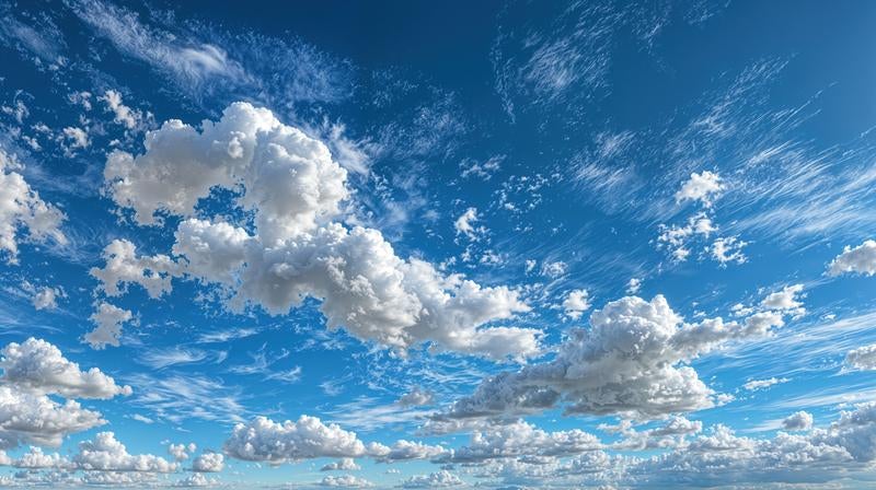 快晴の空に浮かぶ大きな雲の写真