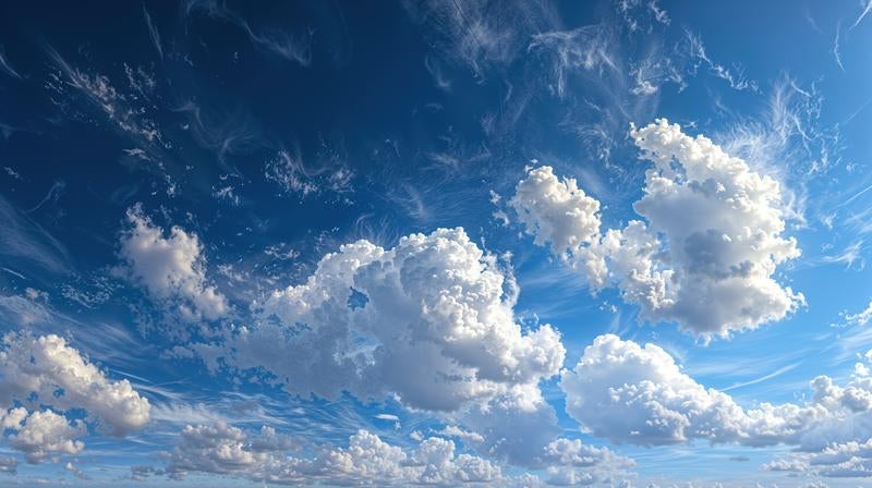 空に雲がかかる様子の写真