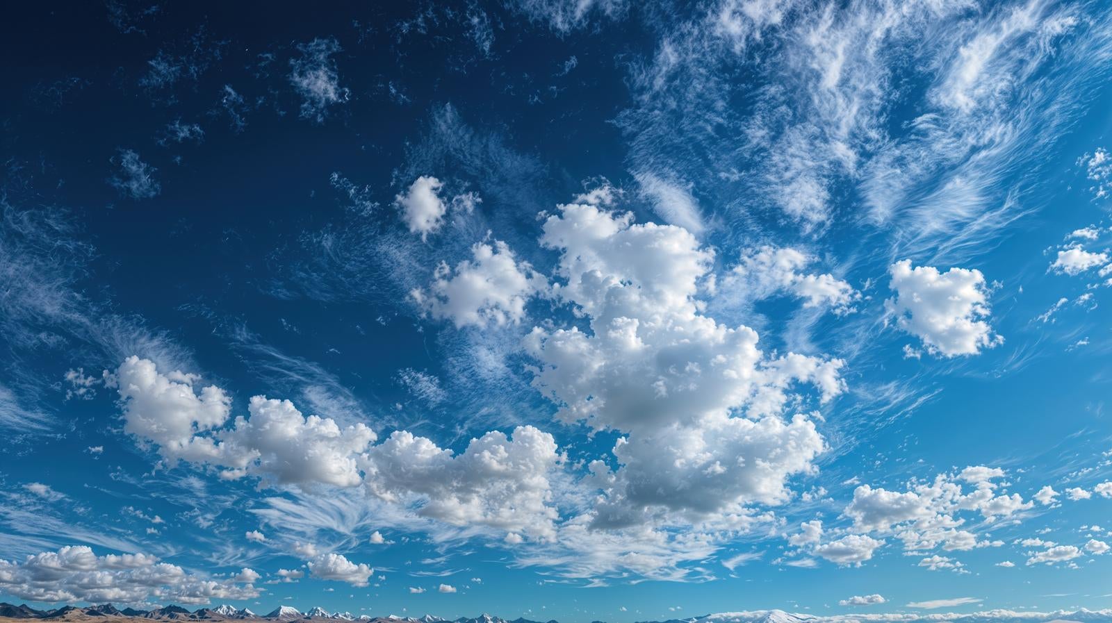 「晴れわたる大空と浮かぶ白い雲」の写真