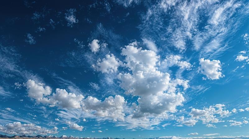 晴れわたる大空と浮かぶ白い雲の写真