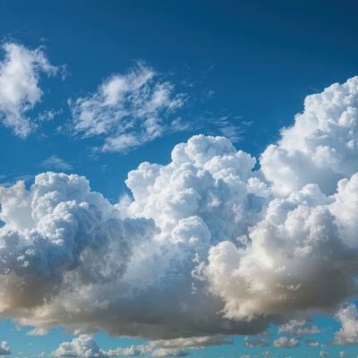 青空と湿った雲の素材