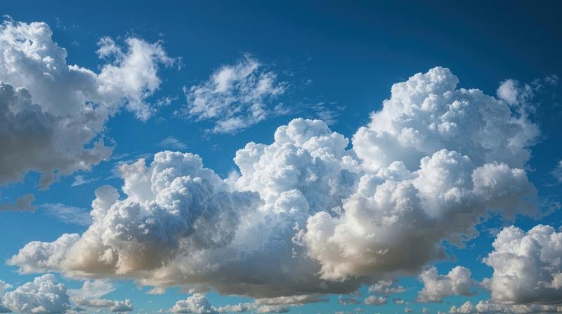 青空と湿った雲の写真