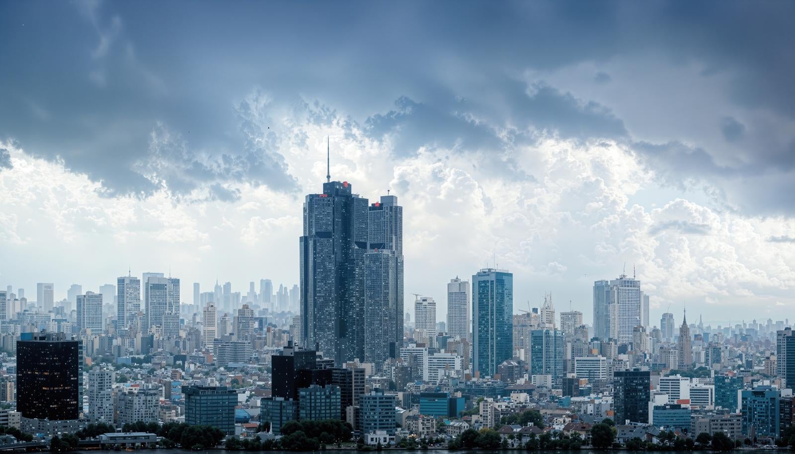 「映える高層ビルと変化する空模様」の写真