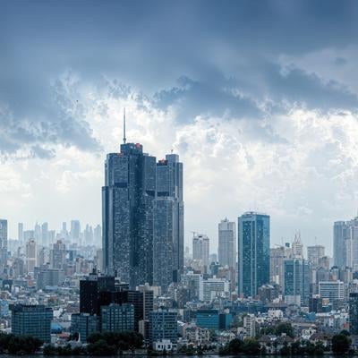 映える高層ビルと変化する空模様の写真