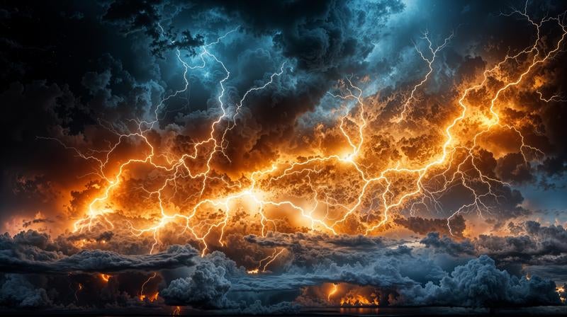 無数の稲妻が走る壮大な雷雲の写真