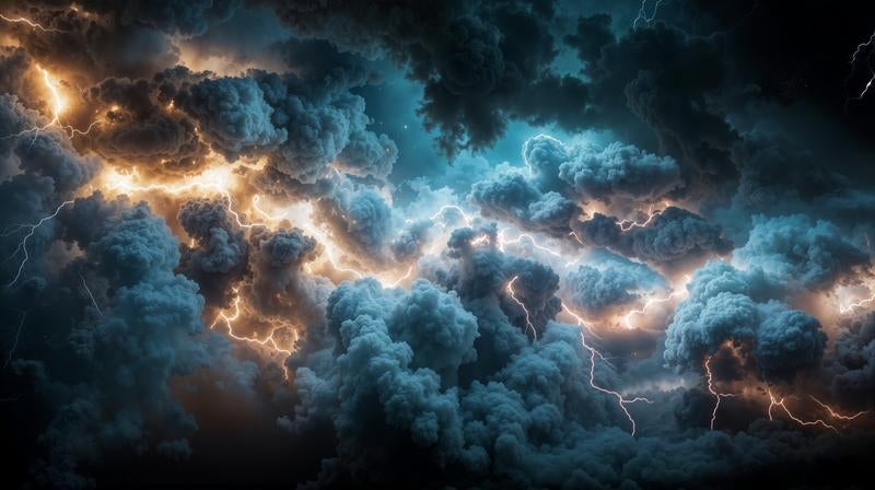 厚い積乱雲の中を縦横無尽に走る稲妻の写真