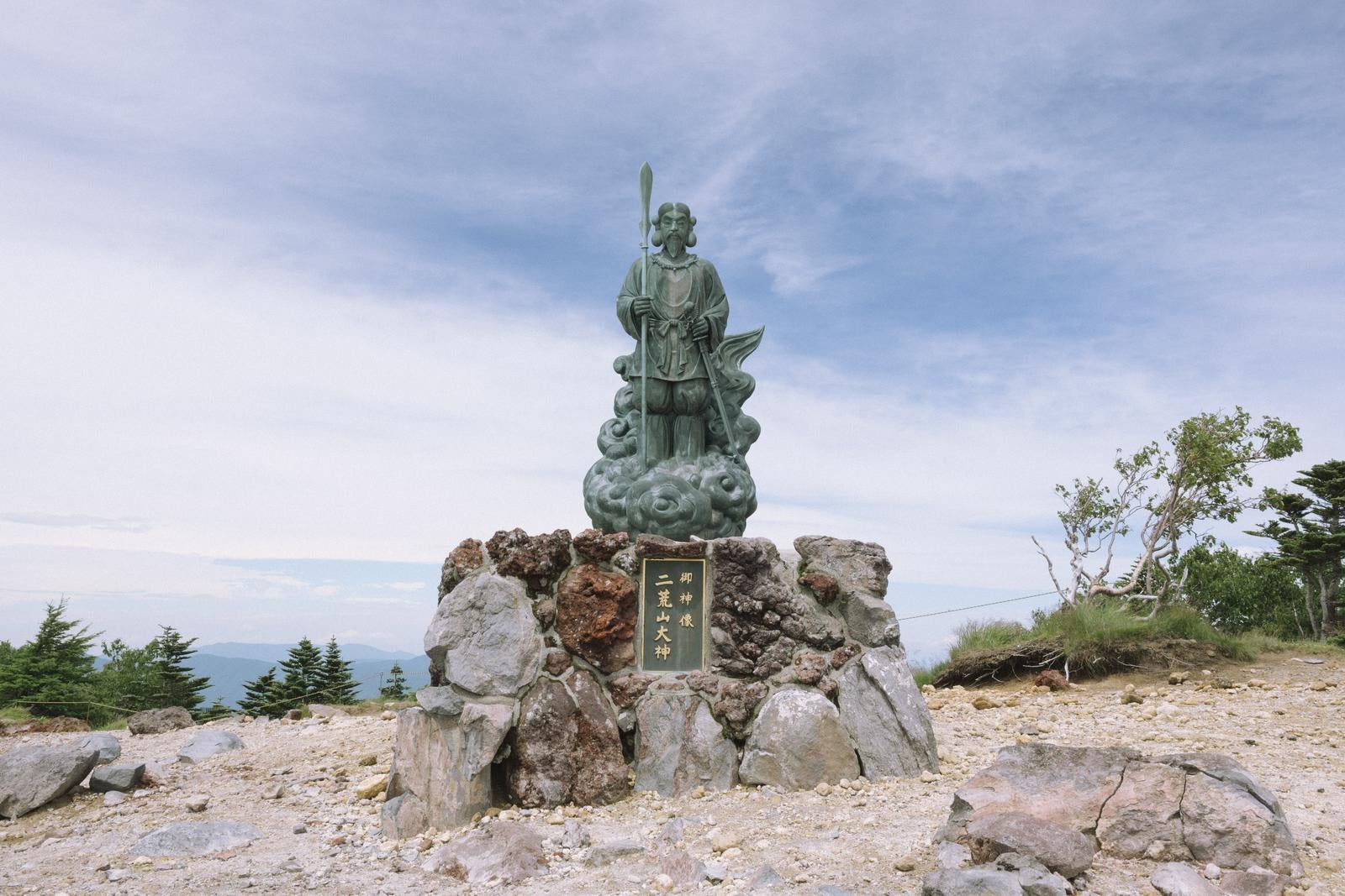「男体山山頂の二荒山大神立像」の写真