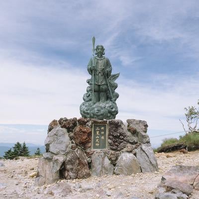 男体山山頂の二荒山大神立像の写真