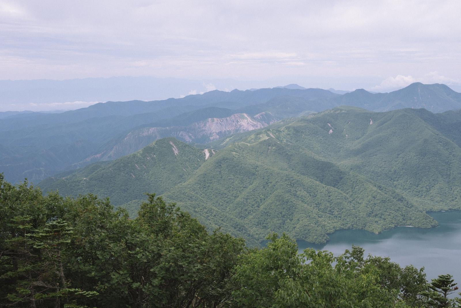 「男体山から望む中倉山」の写真