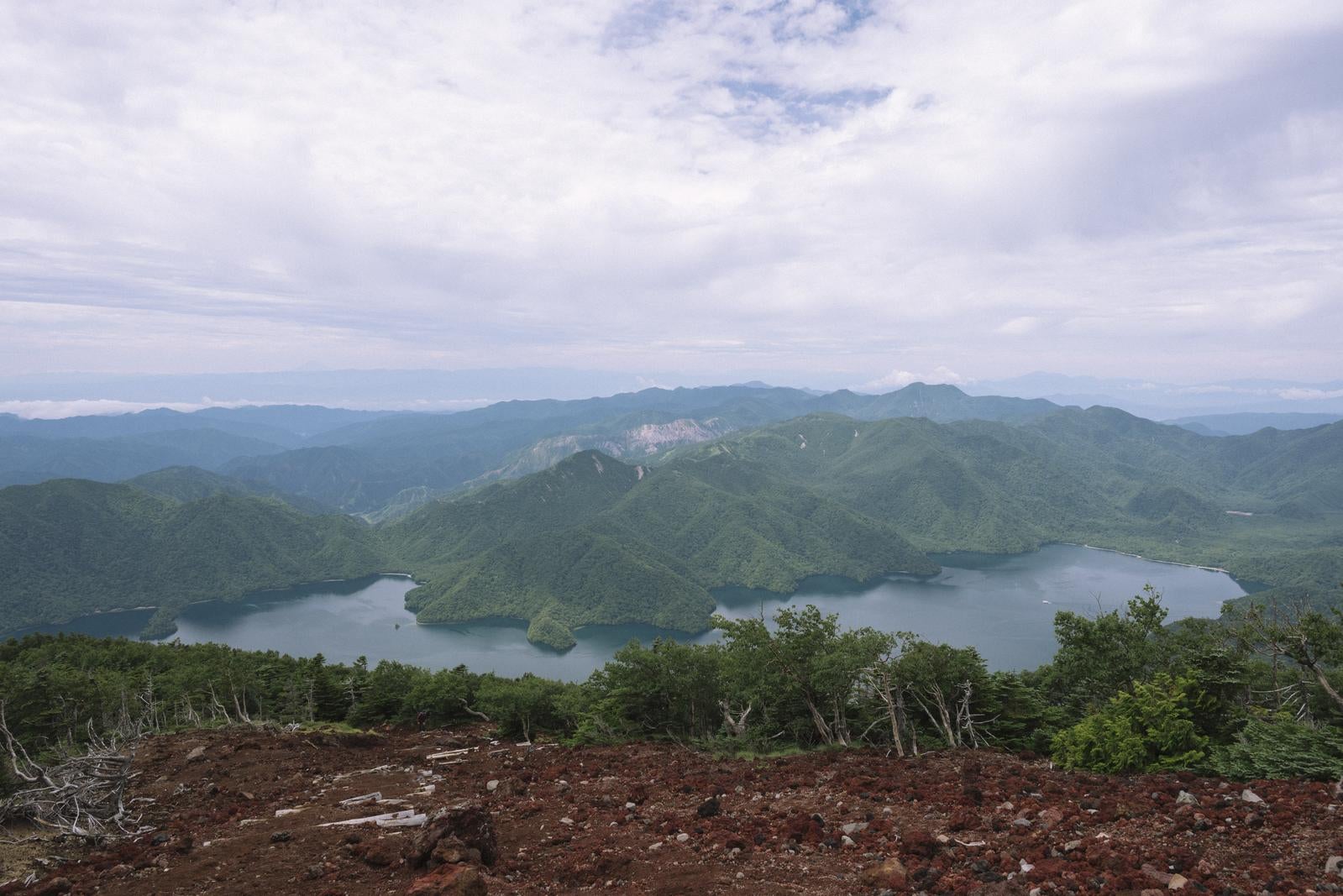 「男体山と中禅寺湖と曇り空」の写真