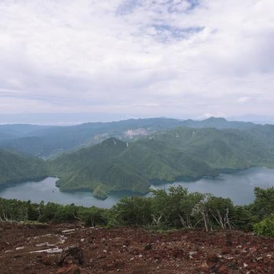 男体山と中禅寺湖と曇り空の写真
