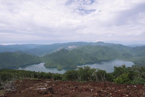 男体山と中禅寺湖と曇り空の写真
