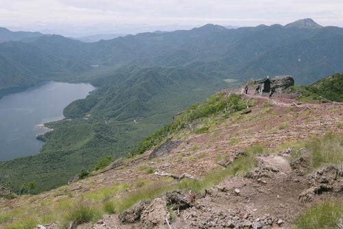 男体山山頂から太郎山神社を眺めるの写真