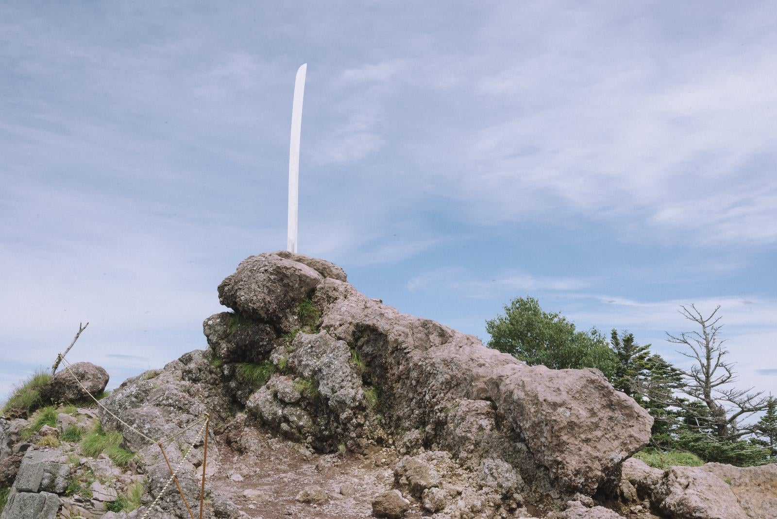 「男体山の山頂で輝く宝剣」の写真
