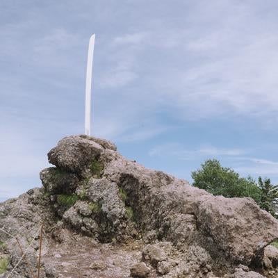 男体山の山頂で輝く宝剣の写真