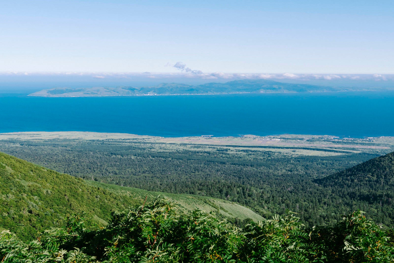 「利尻山からすぐそこに見える礼文島」の写真
