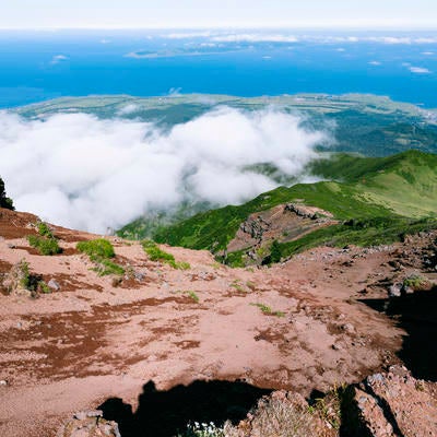 利尻山から見下ろす礼文島の写真