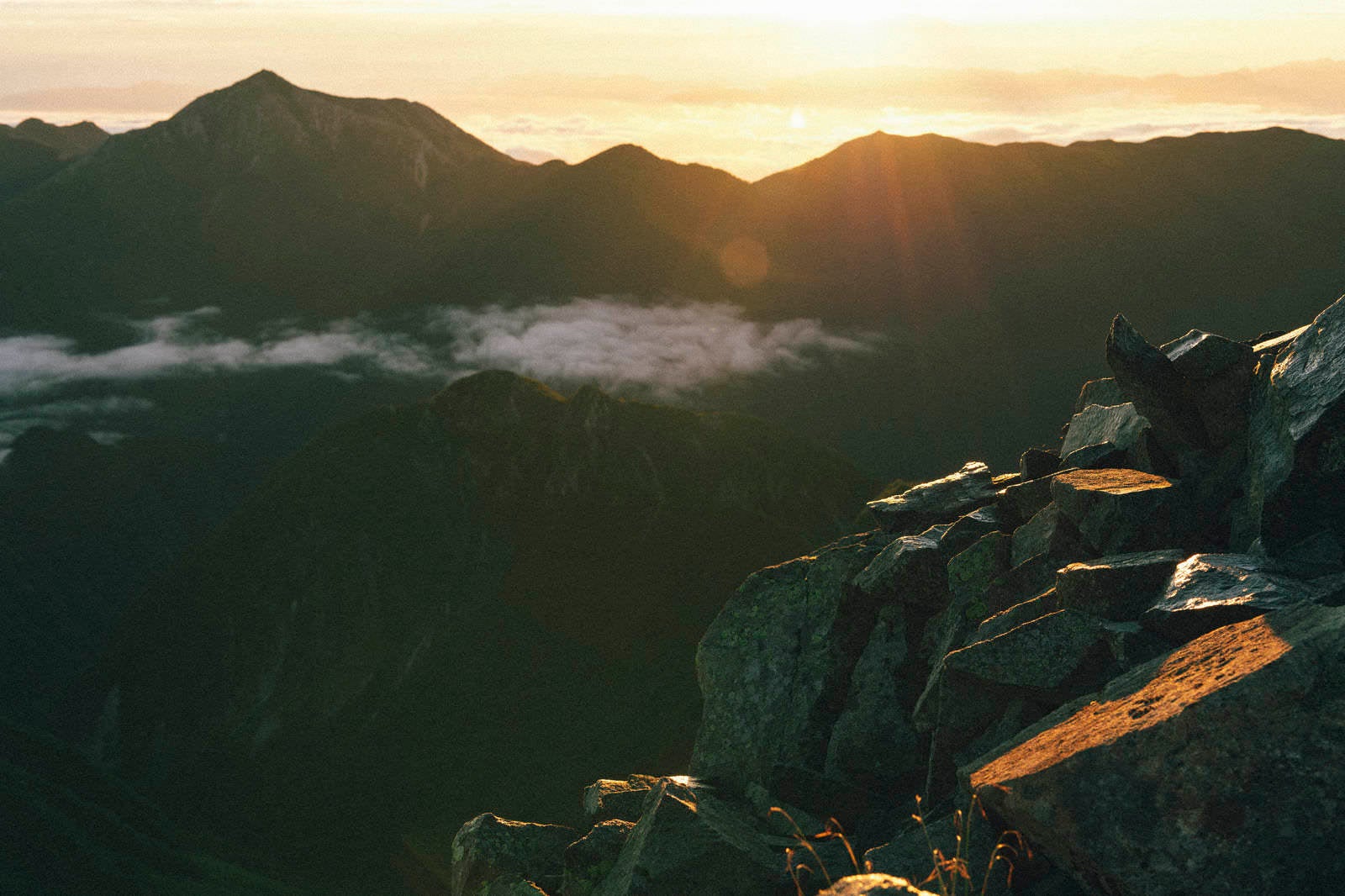 「差し込む朝日と常念岳のシルエット」の写真