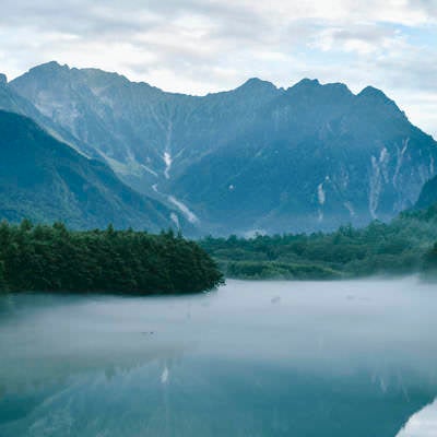 早朝の大正池と奥穂高岳の写真