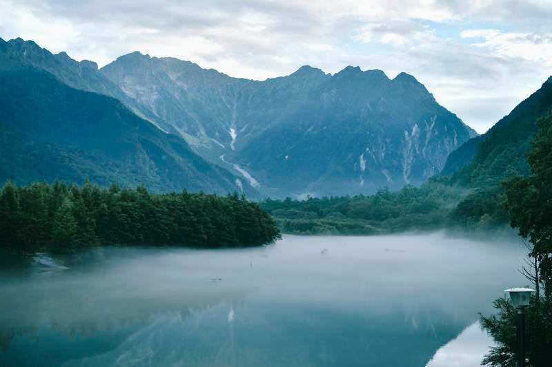 早朝の大正池と奥穂高岳の写真