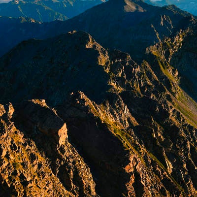 朝日に照らされた奥穂高岳の稜線の写真
