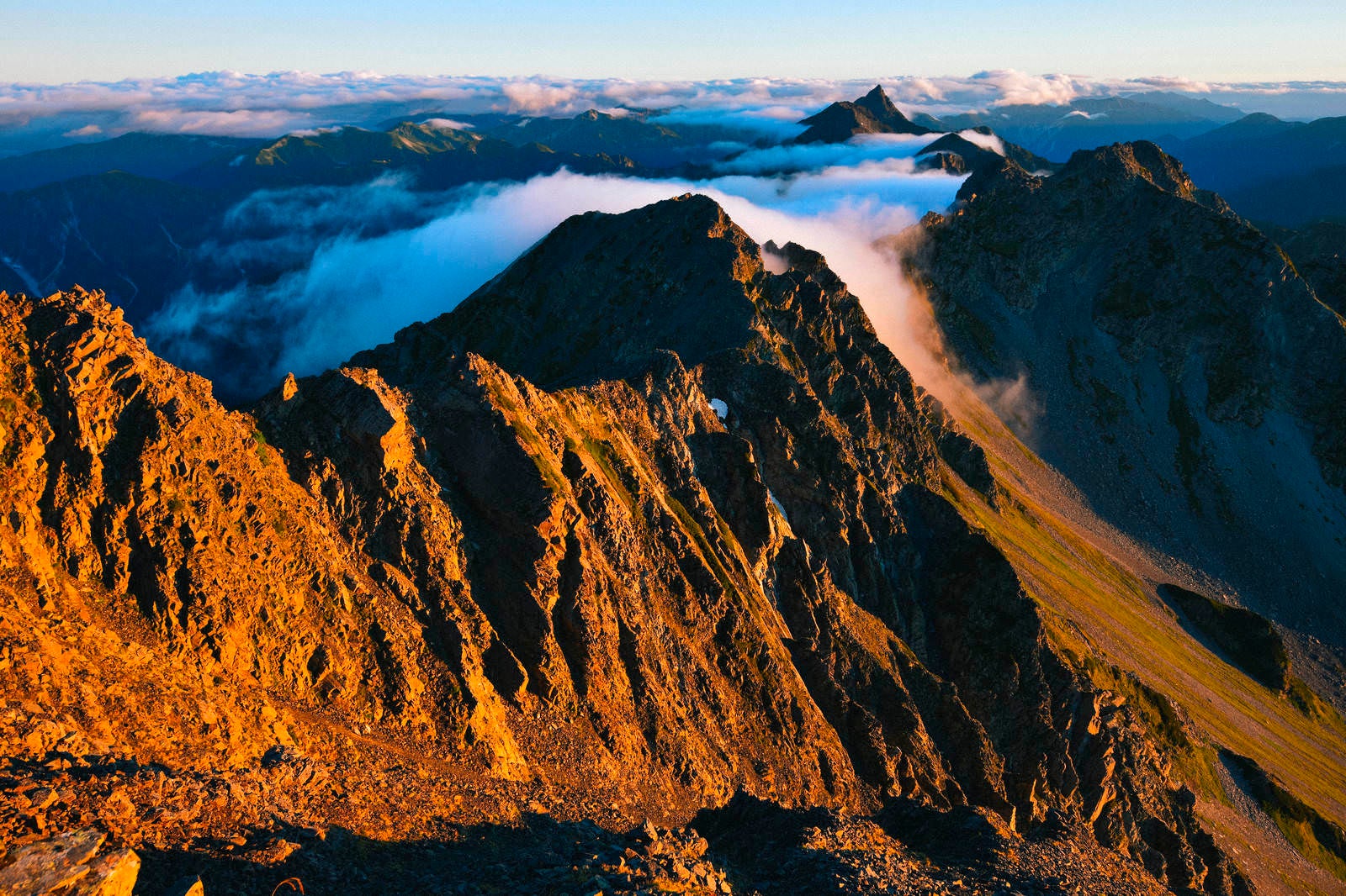 「朝焼けの絶景に包まれる奥穂高岳」の写真