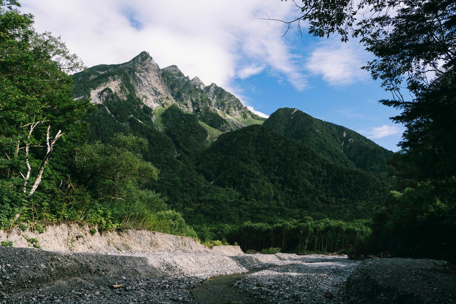 「梓川周辺から見上げる明神岳方面」の写真
