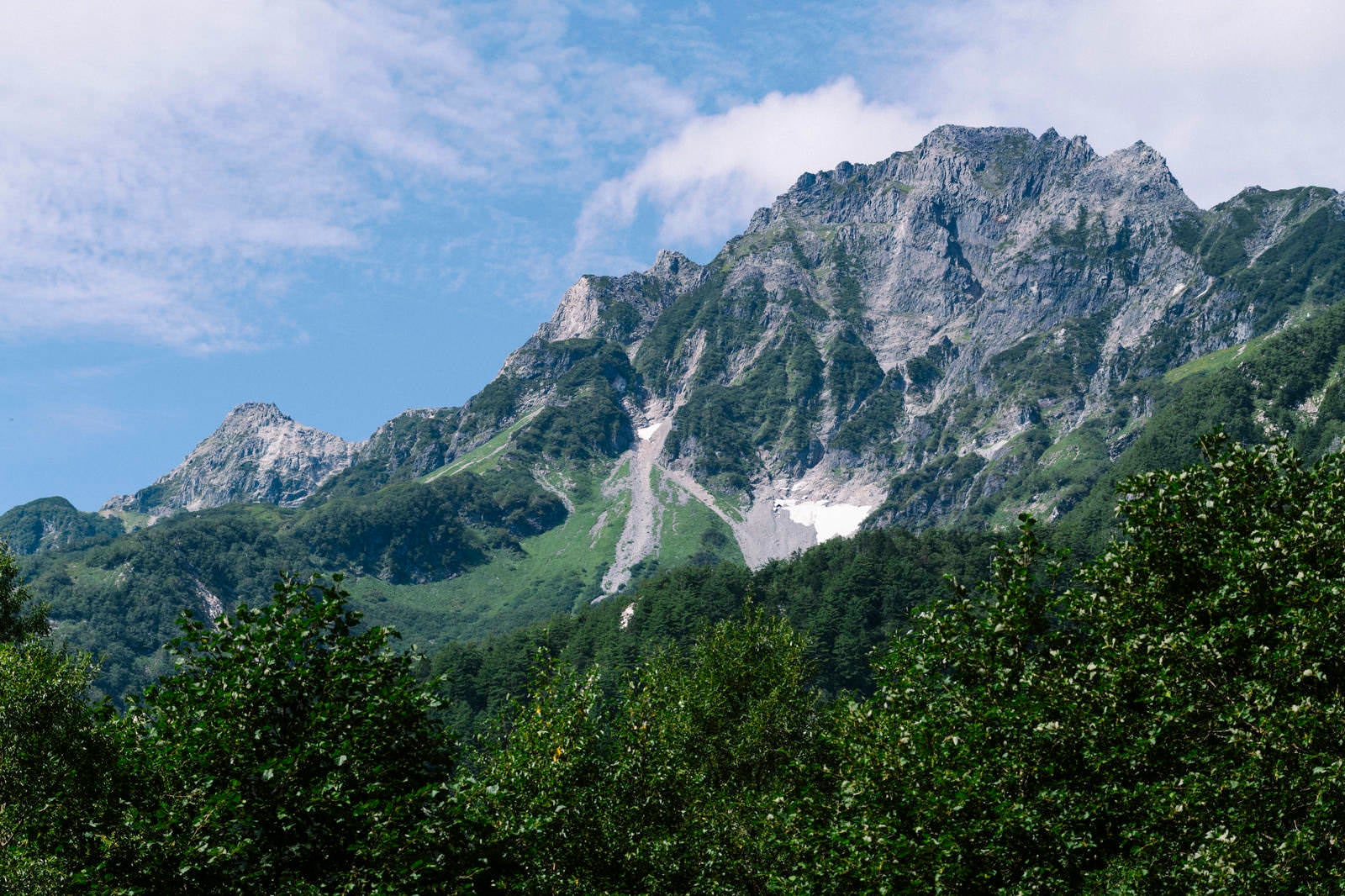 「横尾方面から見上げる岩山」の写真